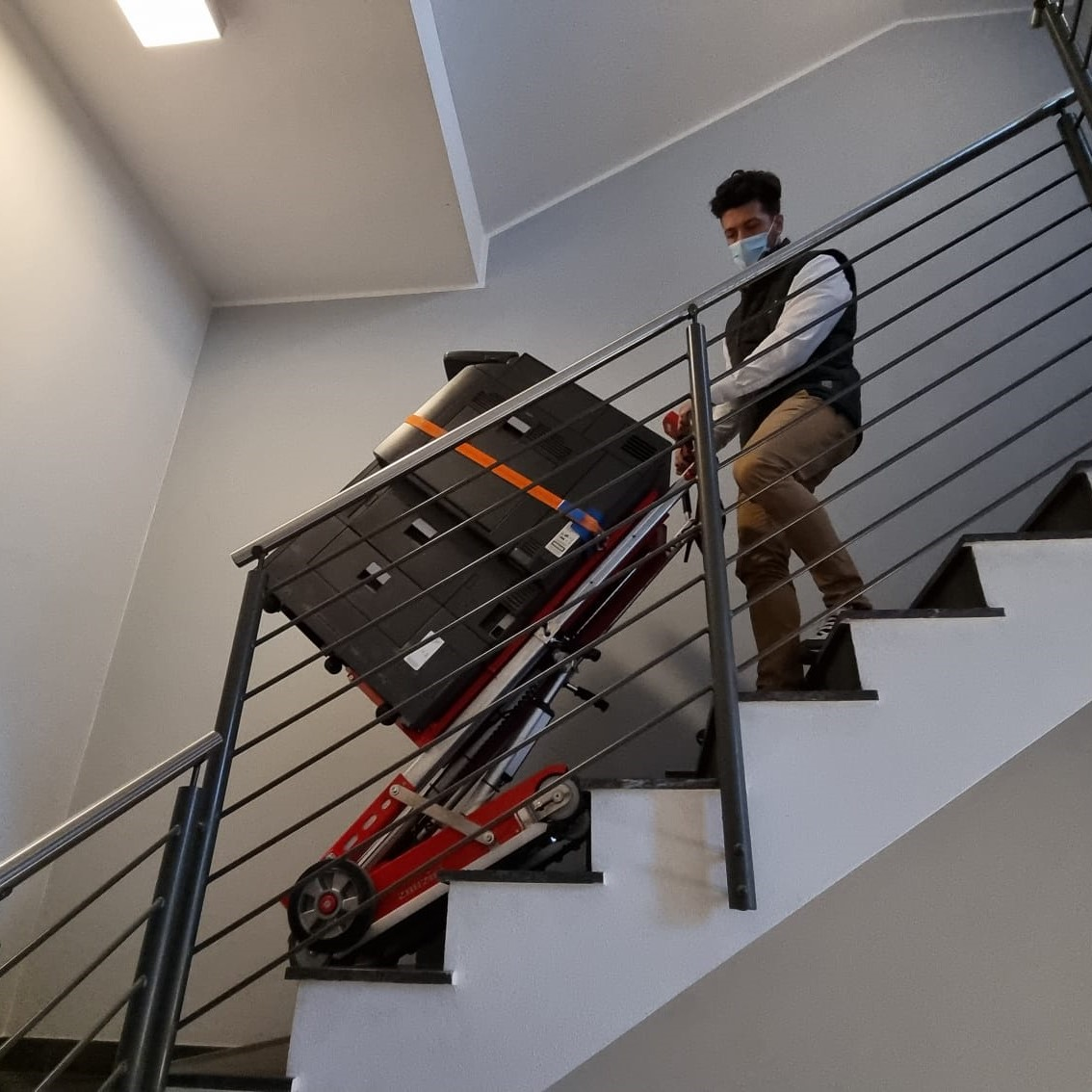 Zonzini Buddy Lift electric stair-climbing hand truck, alternate view