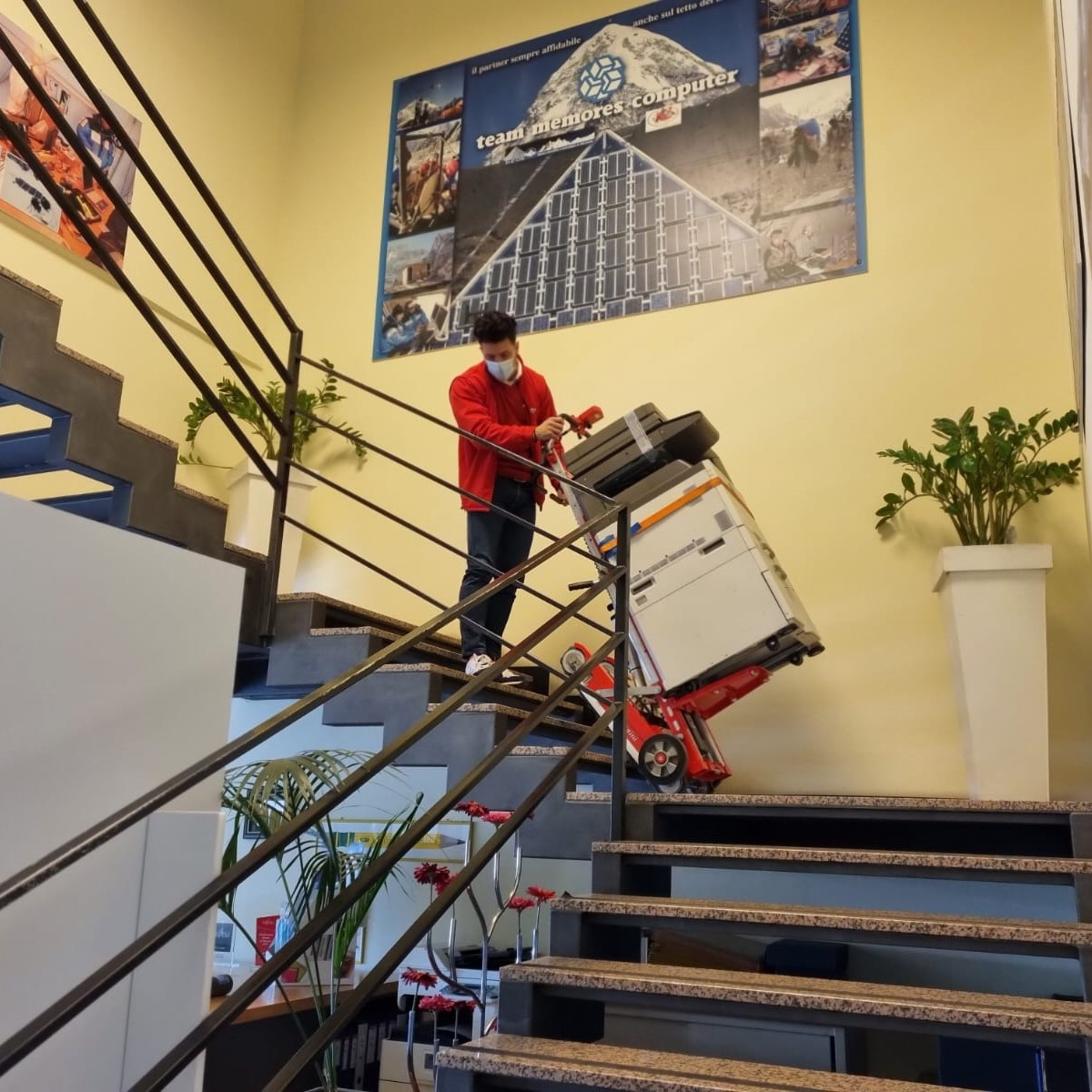 Zonzini Buddy Lift electric stair-climbing hand truck, detail view